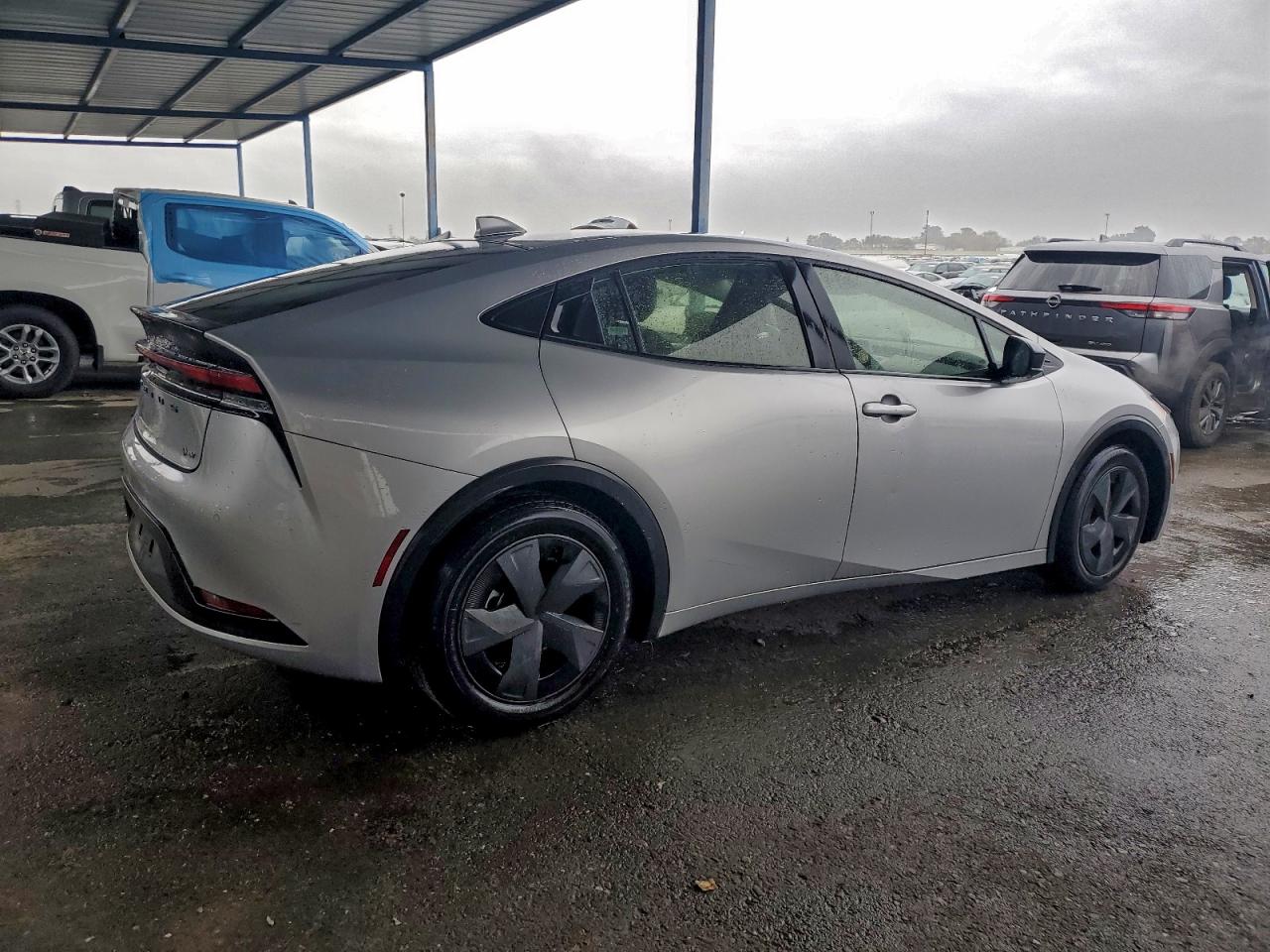2025 TOYOTA PRIUS LE photo 3
