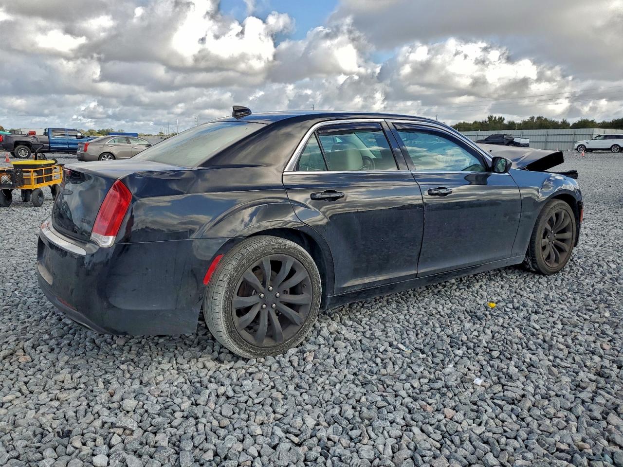 2018 CHRYSLER 300 TOURING photo 3
