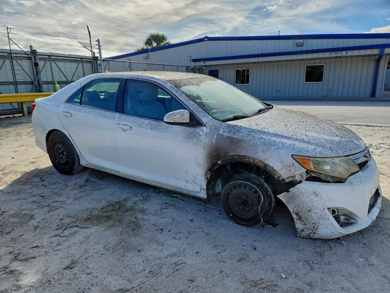 2014 TOYOTA CAMRY L photo 4
