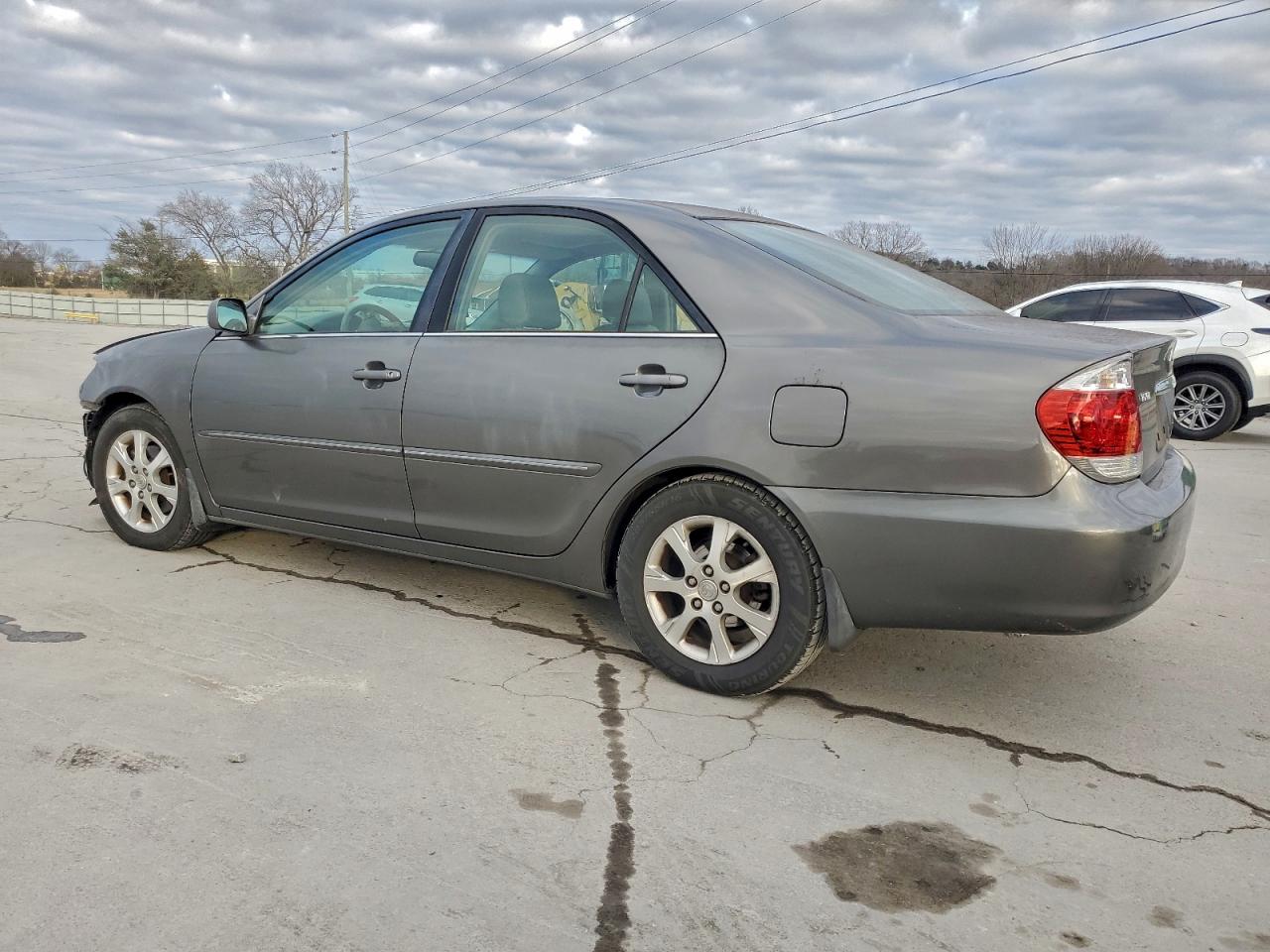 2005 TOYOTA CAMRY LE photo 2