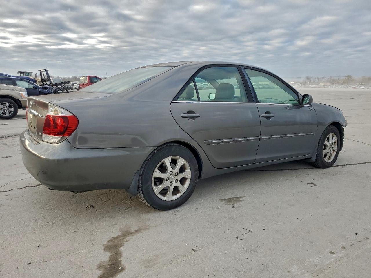 2005 TOYOTA CAMRY LE photo 3