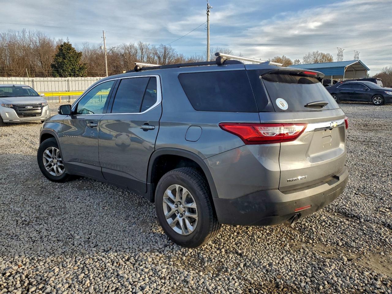2020 CHEVROLET TRAVERSE LT photo 2
