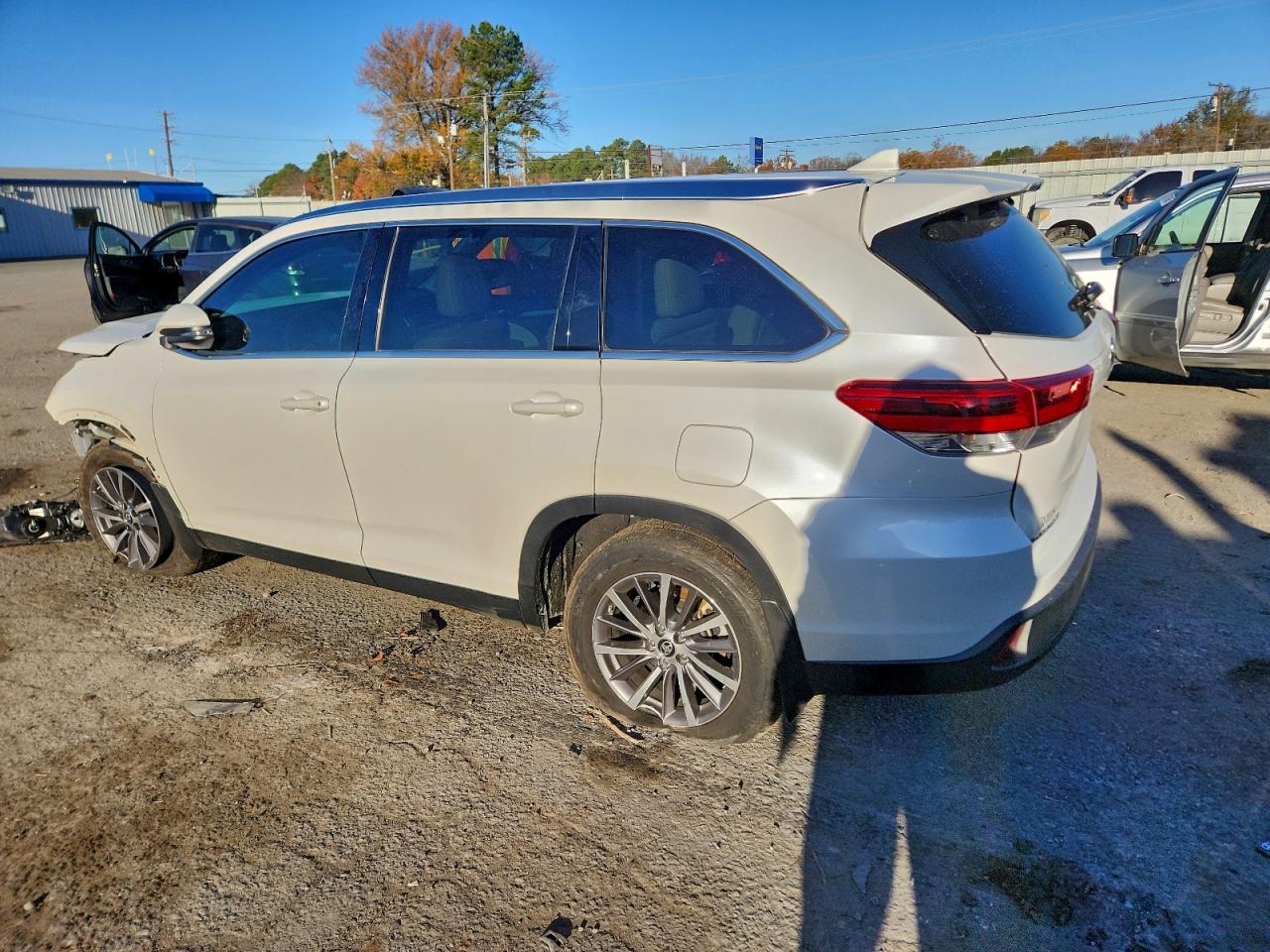 2019 TOYOTA HIGHLANDER SE photo 2