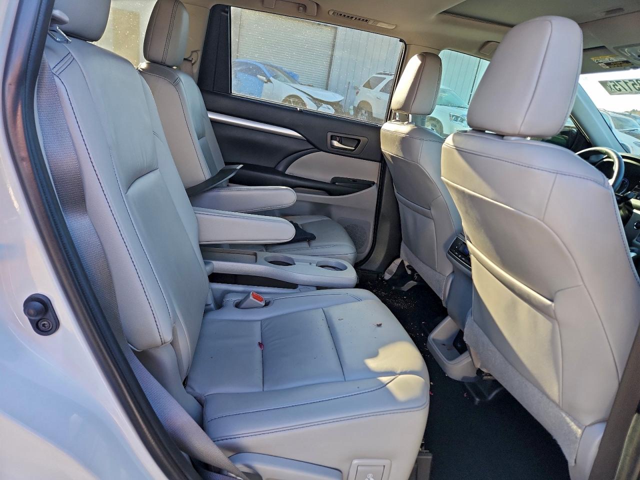 2019 TOYOTA HIGHLANDER SE photo 10
