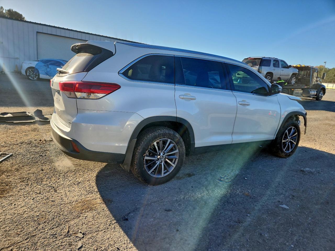 2019 TOYOTA HIGHLANDER SE photo 3