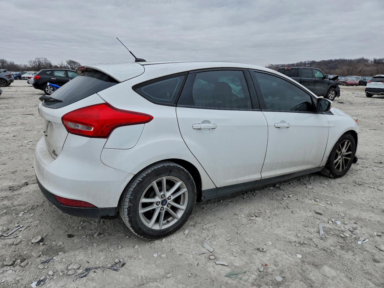2015 FORD FOCUS SE photo 3