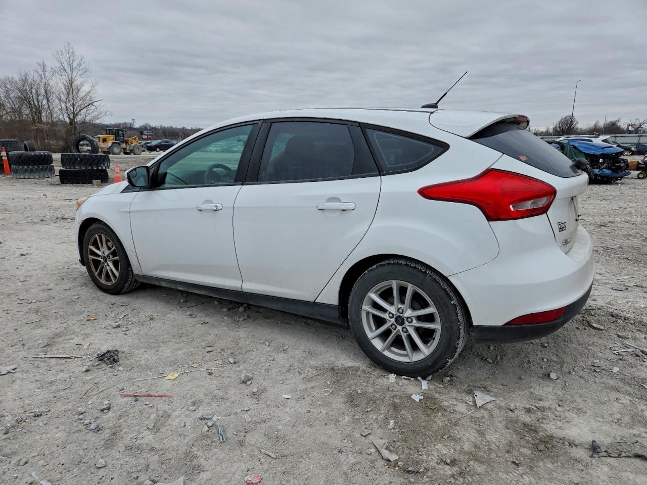 2015 FORD FOCUS SE photo 2