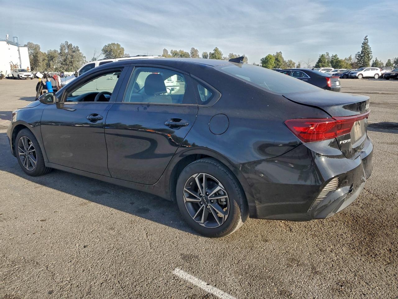 2023 KIA FORTE LX photo 2