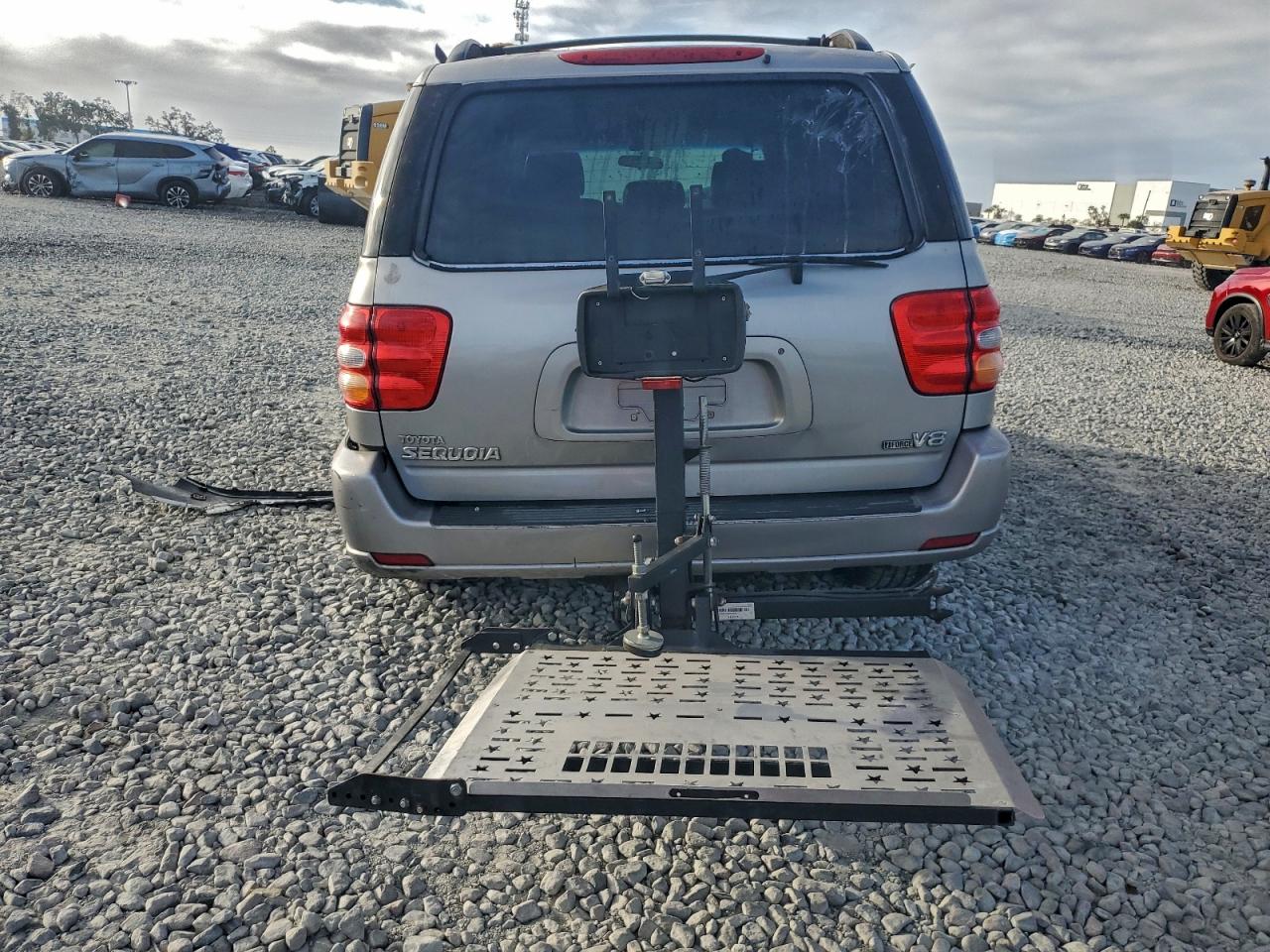 2004 TOYOTA SEQUOIA SR5 photo 6