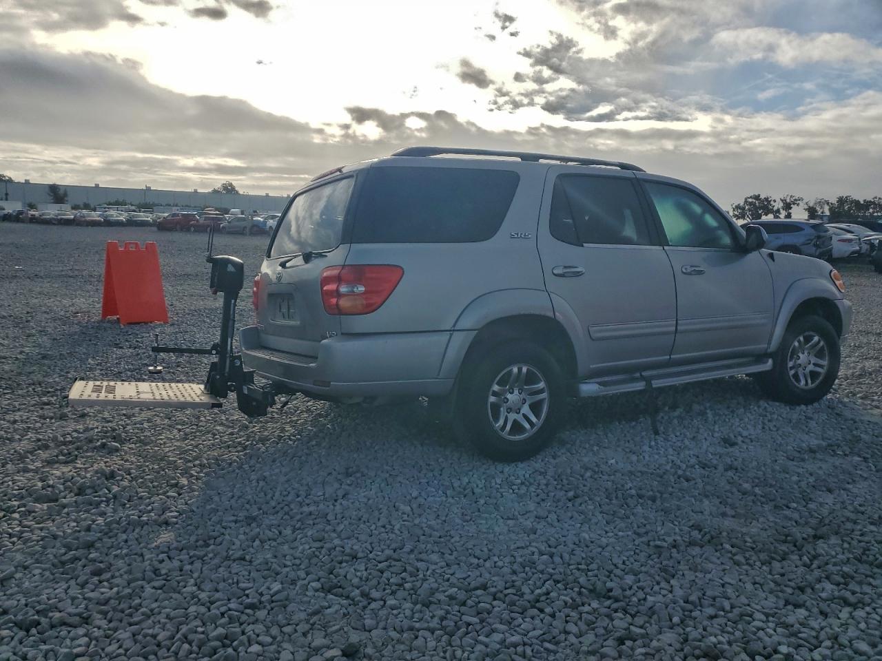 2004 TOYOTA SEQUOIA SR5 photo 3