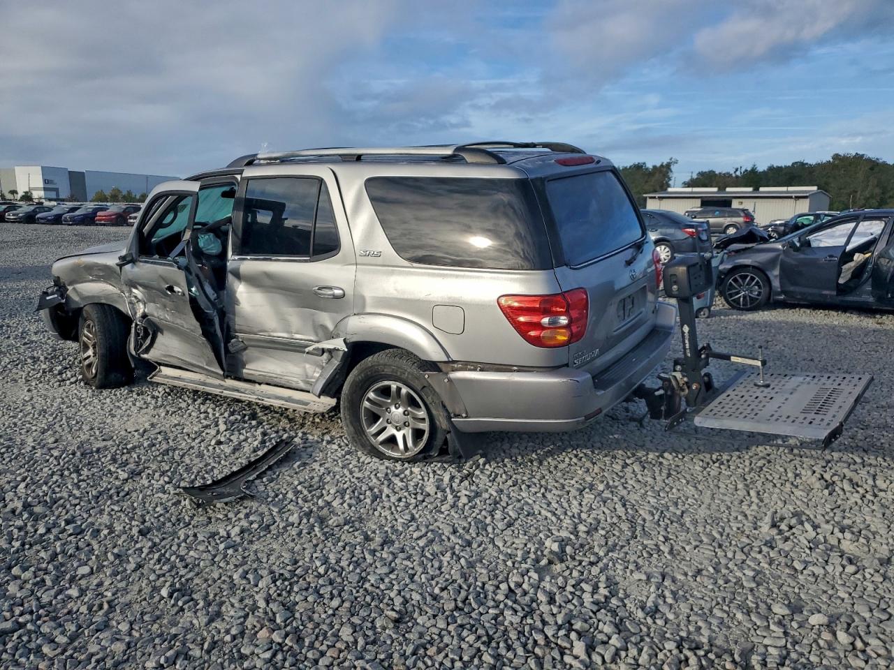 2004 TOYOTA SEQUOIA SR5 photo 2