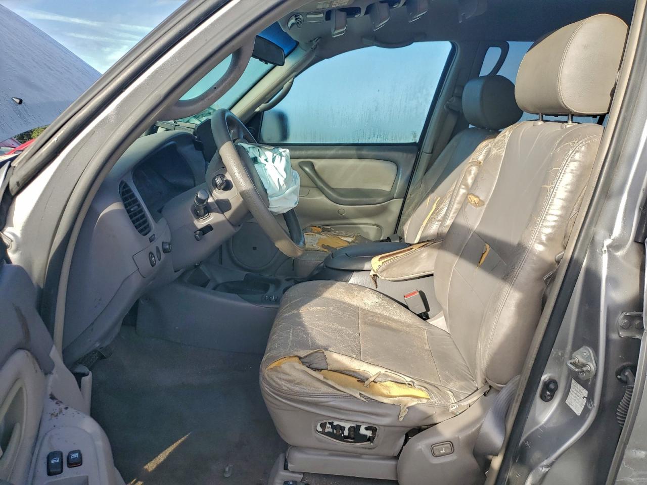 2004 TOYOTA SEQUOIA SR5 photo 7