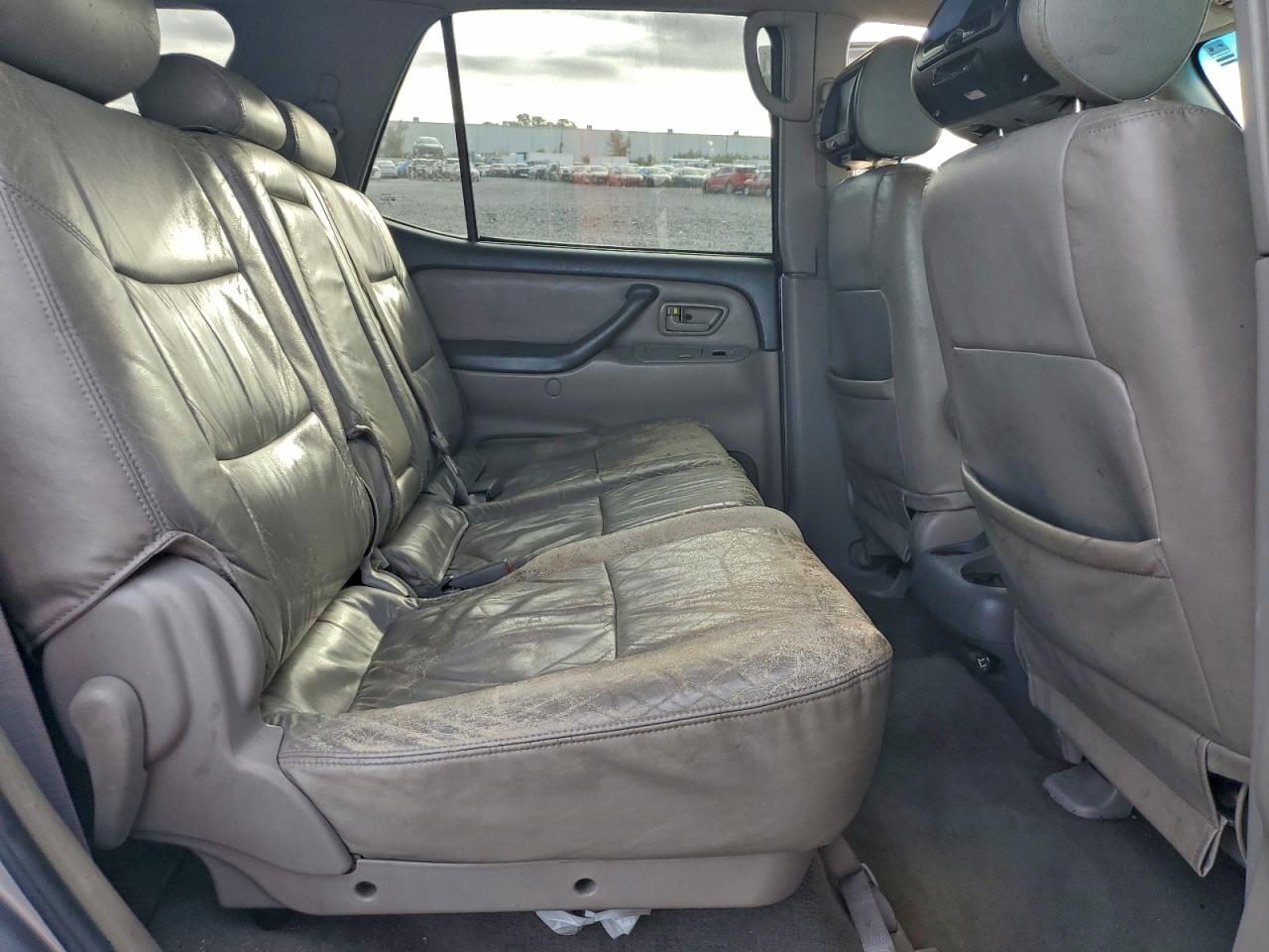 2004 TOYOTA SEQUOIA SR5 photo 11