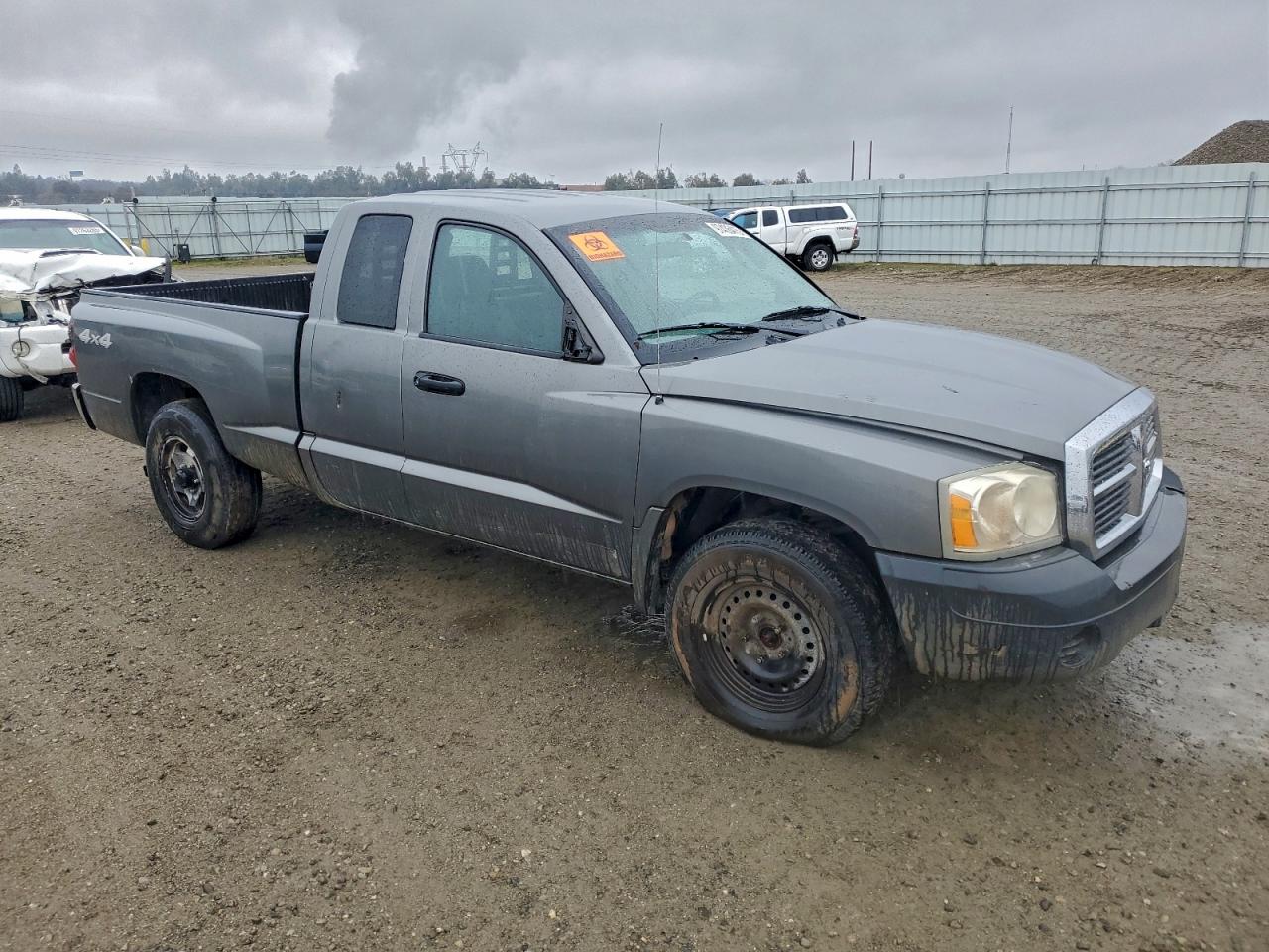 2005 DODGE DAKOTA ST photo 4