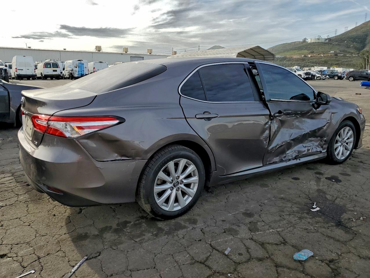 2018 TOYOTA CAMRY L photo 3