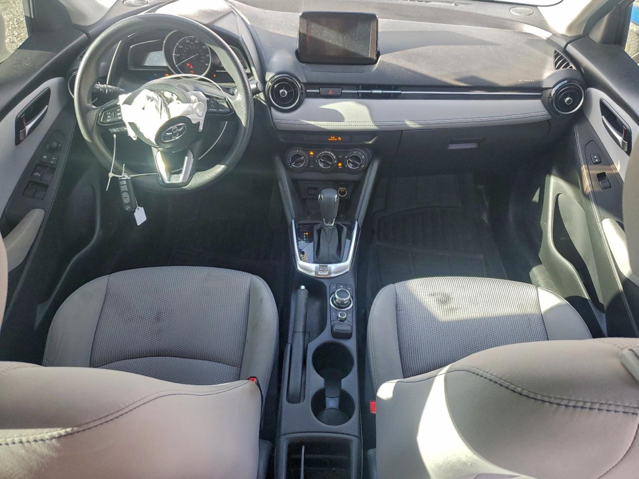 2019 TOYOTA YARIS L photo 8
