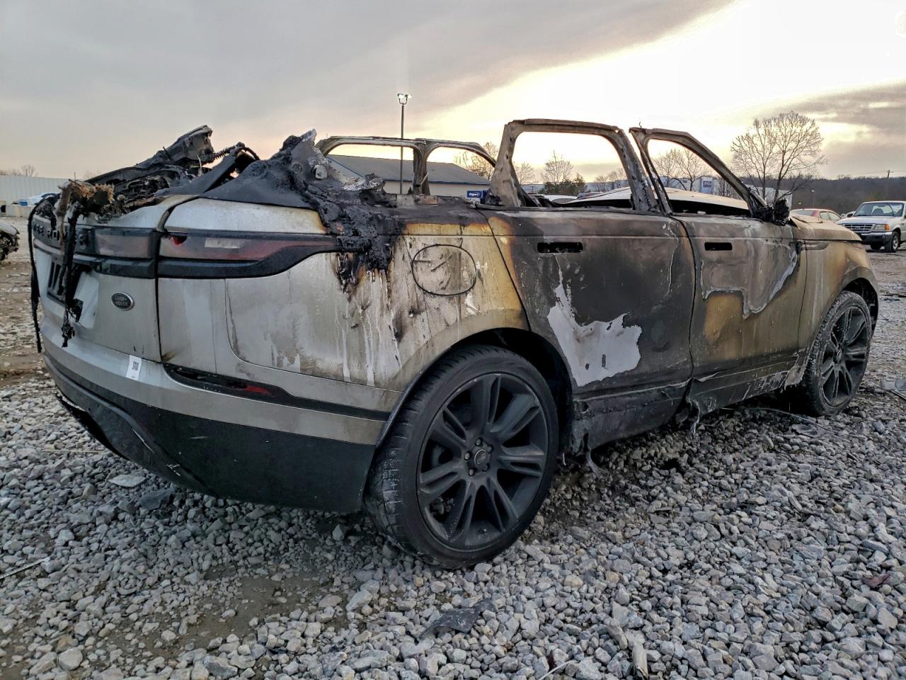 2019 LAND ROVER RANGE ROVER VELAR R-DYNAMIC SE photo 3