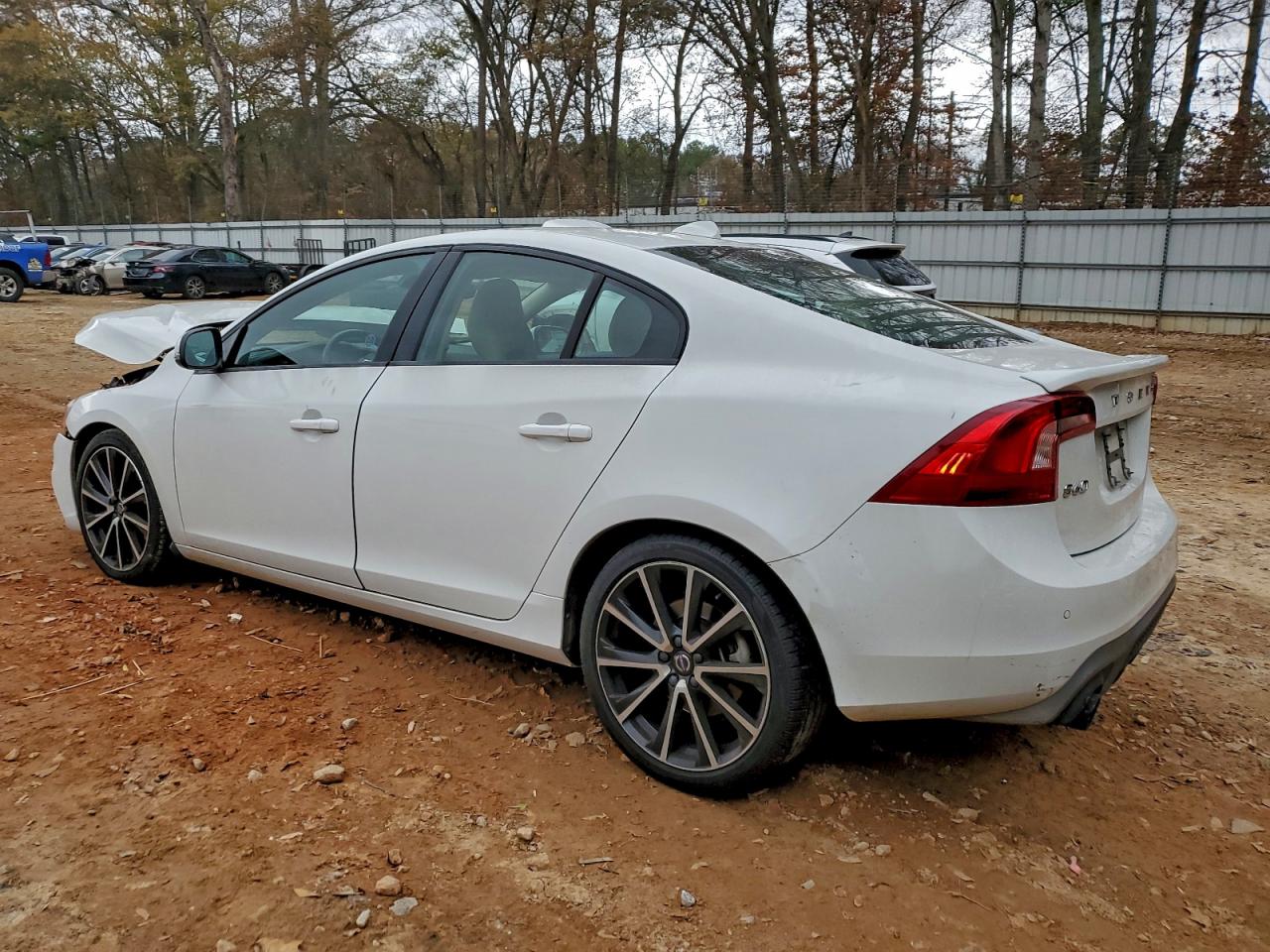 2017 VOLVO S60 photo 2