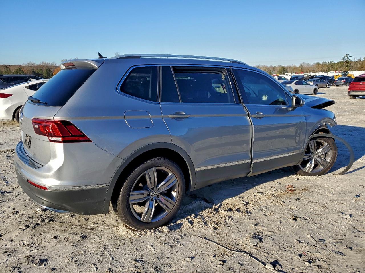 2020 VOLKSWAGEN TIGUAN SE photo 3