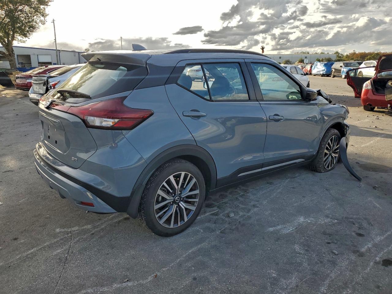 2021 NISSAN KICKS SR photo 3