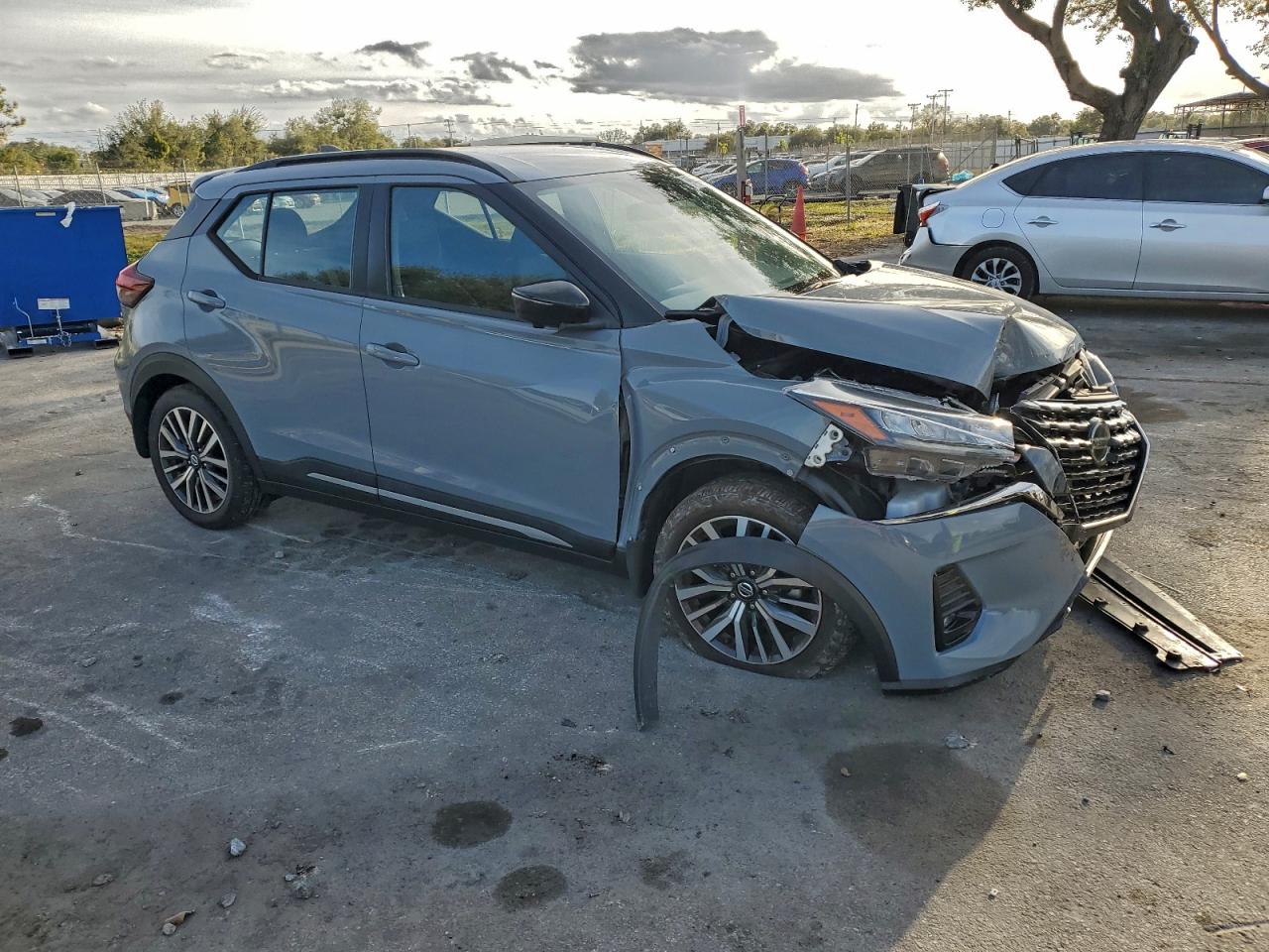 2021 NISSAN KICKS SR photo 4