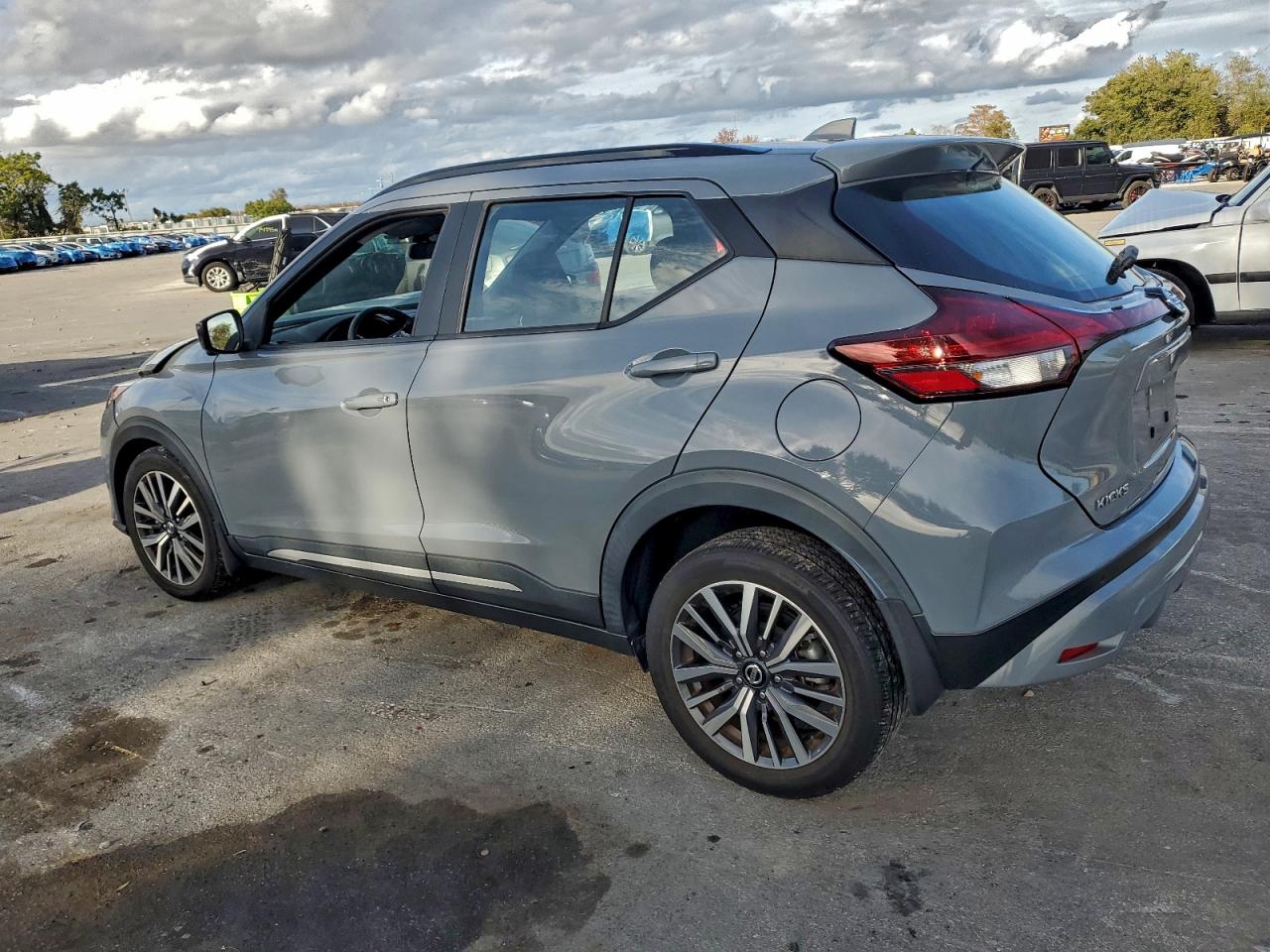 2021 NISSAN KICKS SR photo 2