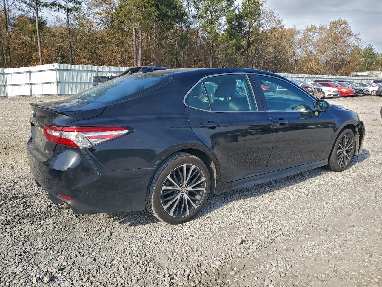 2020 TOYOTA CAMRY SE photo 3