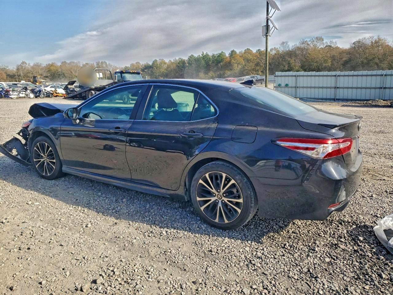 2020 TOYOTA CAMRY SE photo 2