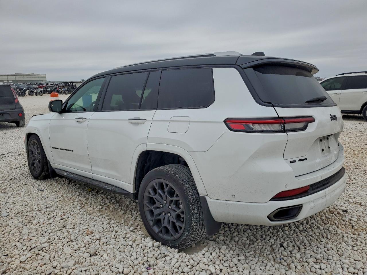 2023 JEEP GRAND CHEROKEE L SUMMIT photo 2