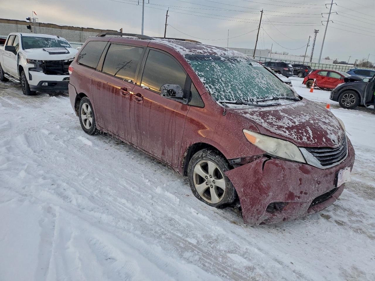 2014 TOYOTA SIENNA LE photo 4