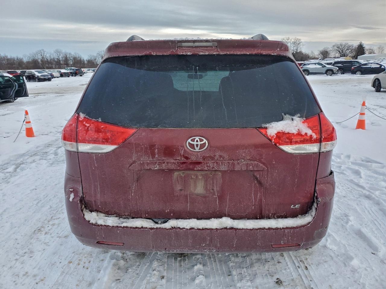 2014 TOYOTA SIENNA LE photo 6