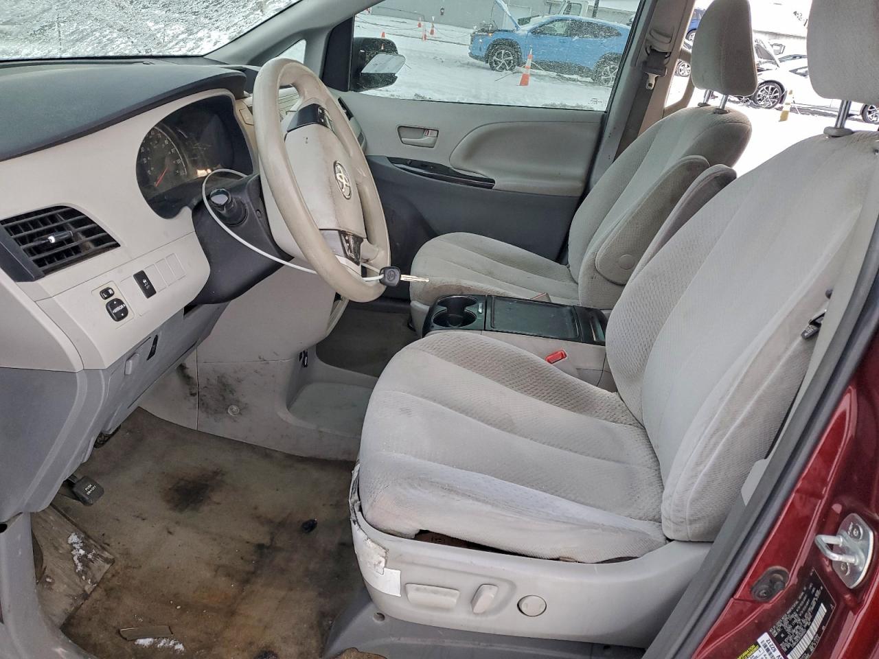 2014 TOYOTA SIENNA LE photo 7