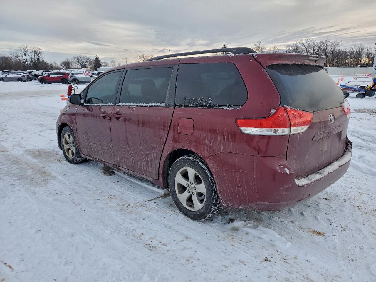 2014 TOYOTA SIENNA LE photo 2