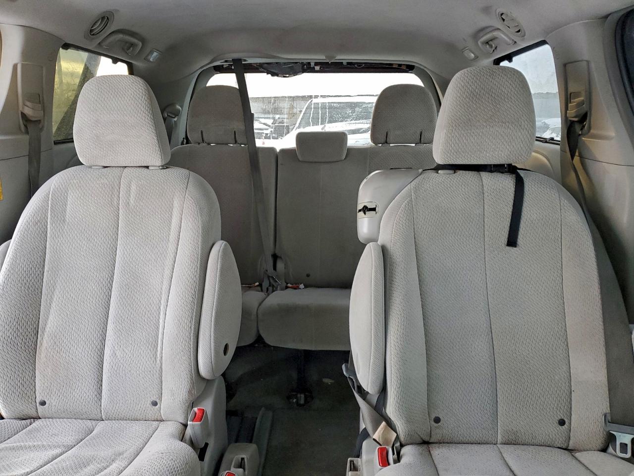 2014 TOYOTA SIENNA LE photo 10
