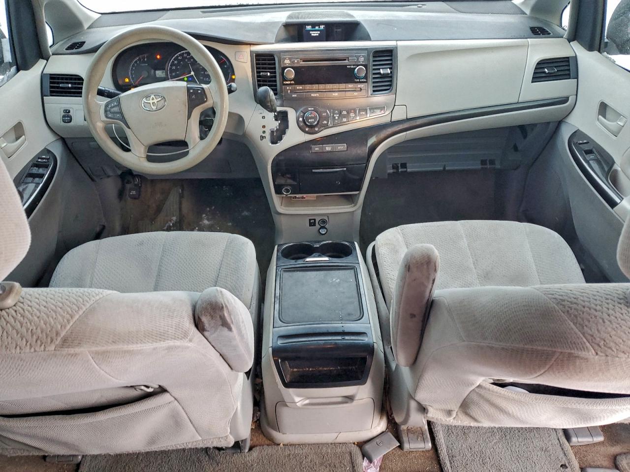 2014 TOYOTA SIENNA LE photo 8