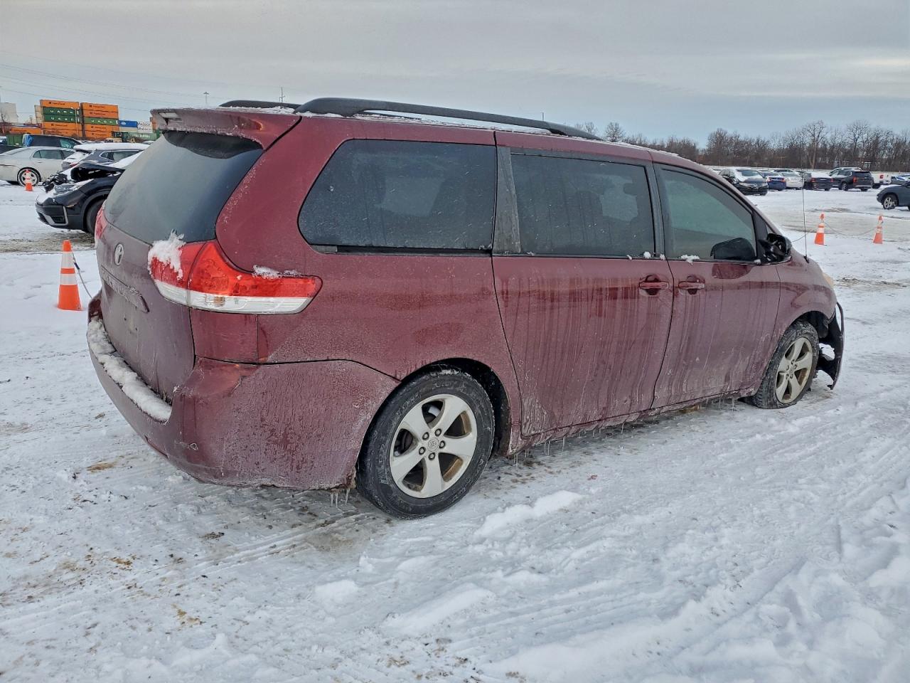 2014 TOYOTA SIENNA LE photo 3