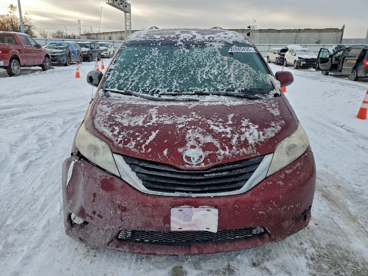 2014 TOYOTA SIENNA LE photo 5