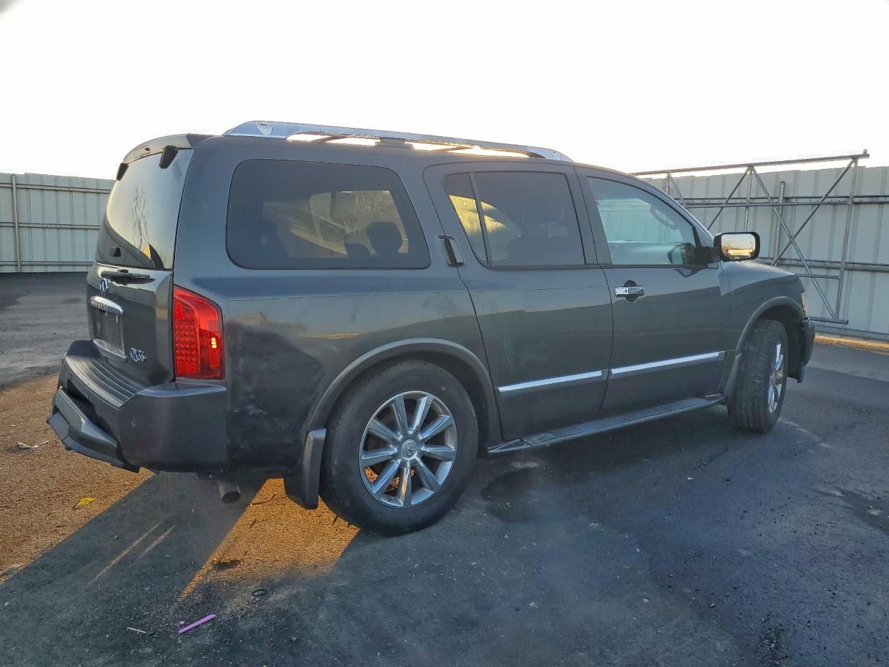 2008 INFINITI QX56 photo 3