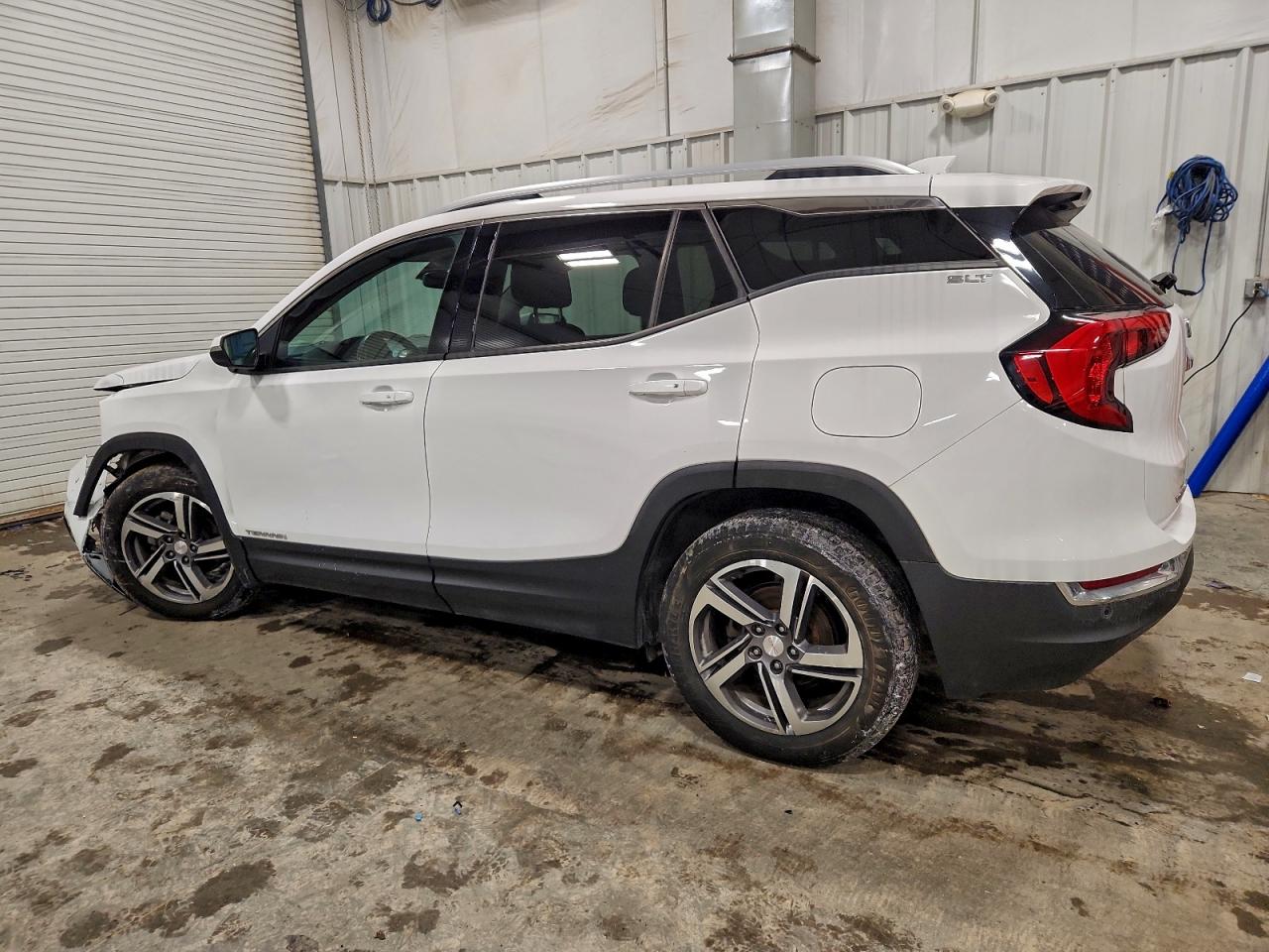 2018 GMC TERRAIN SLT photo 2