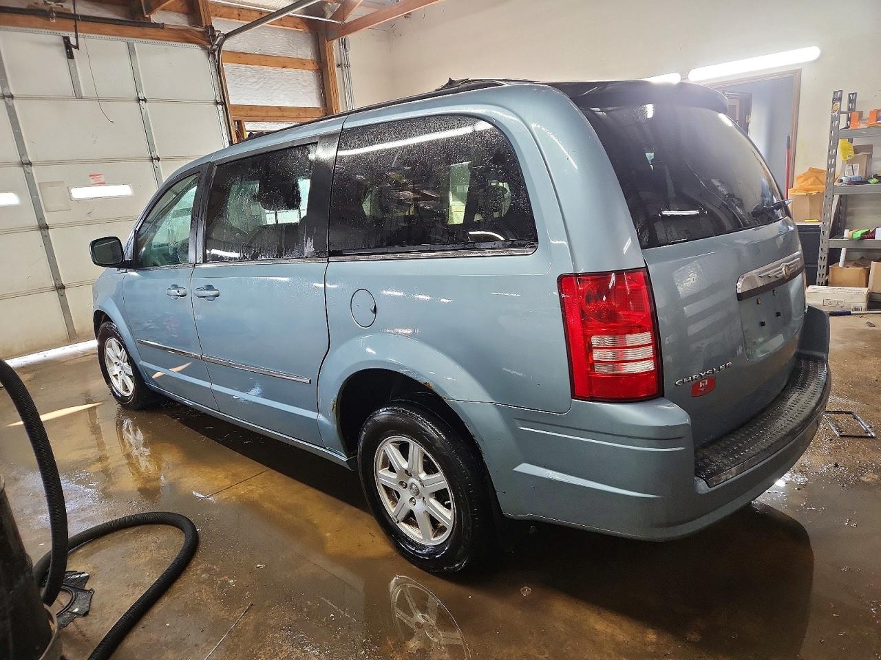 2010 CHRYSLER TOWN & COUNTRY TOURING photo 3