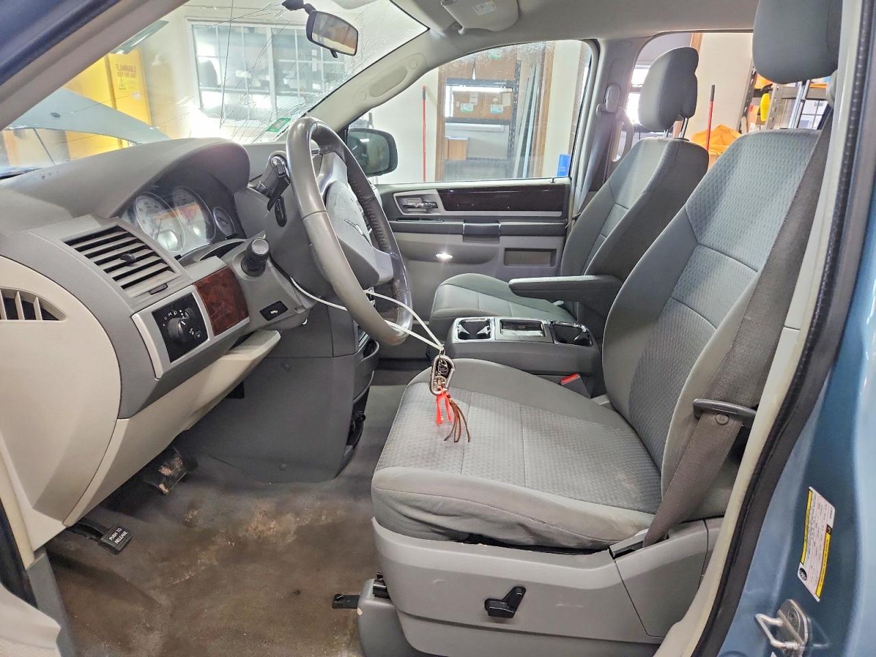 2010 CHRYSLER TOWN & COUNTRY TOURING photo 13