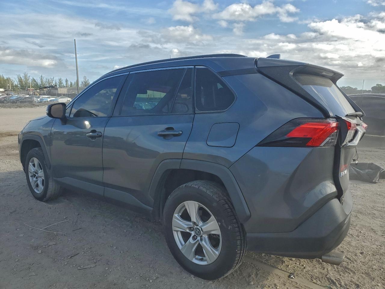 2019 TOYOTA RAV4 XLE photo 2