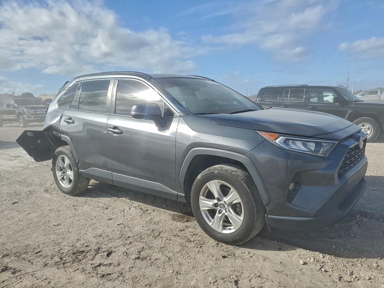 2019 TOYOTA RAV4 XLE photo 4