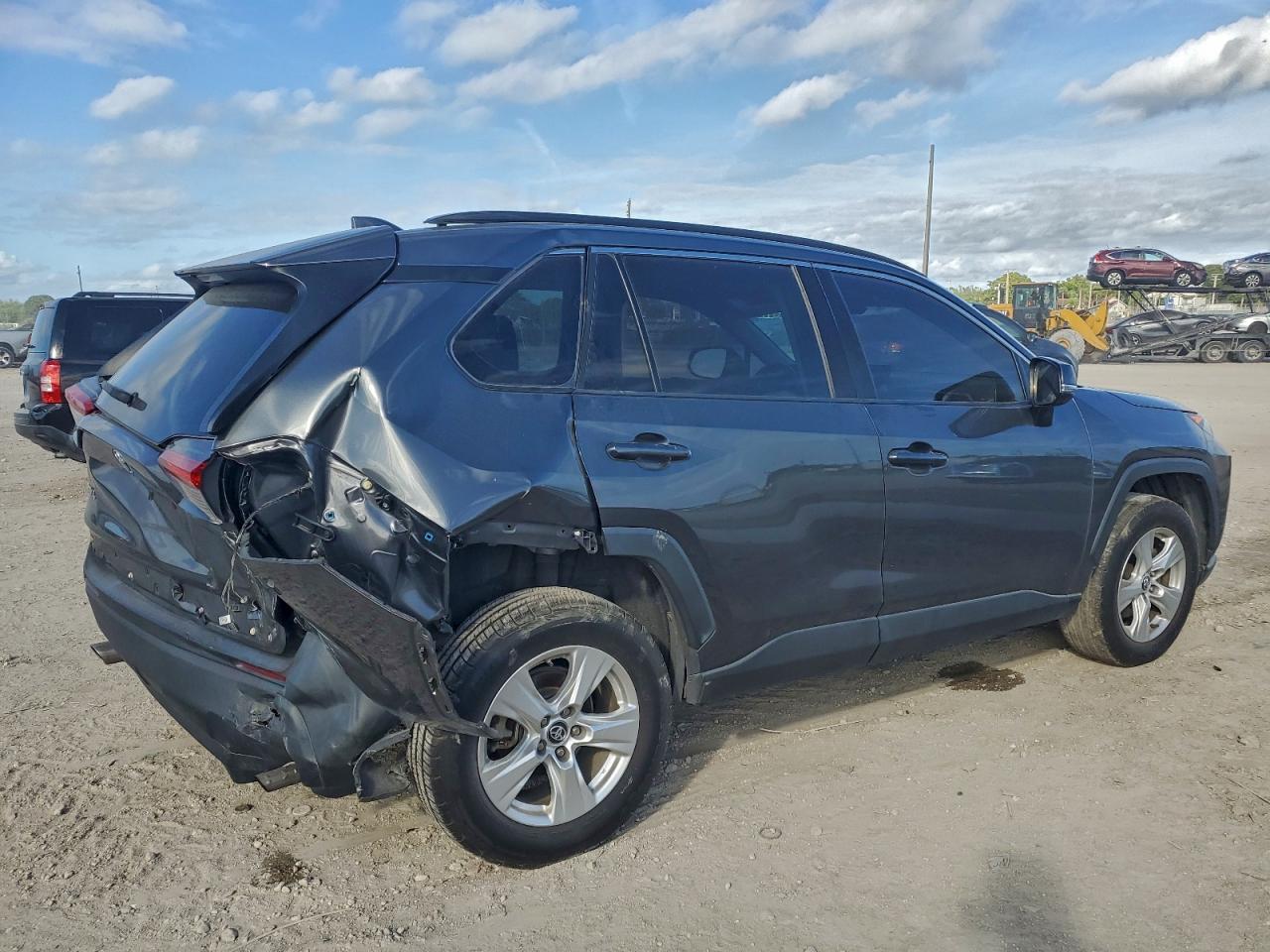 2019 TOYOTA RAV4 XLE photo 3