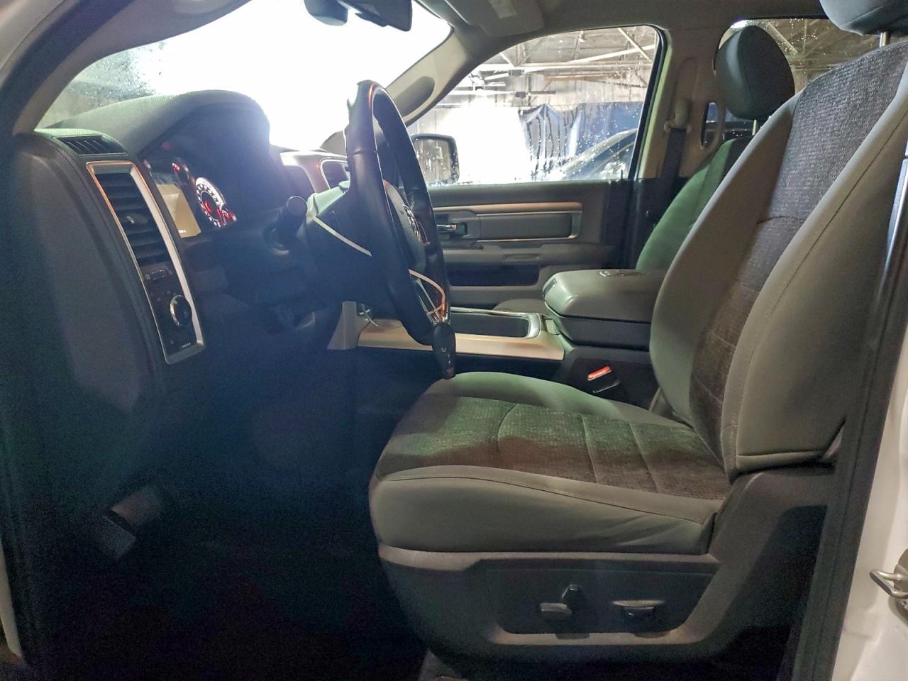 2017 RAM 1500 SLT photo 7