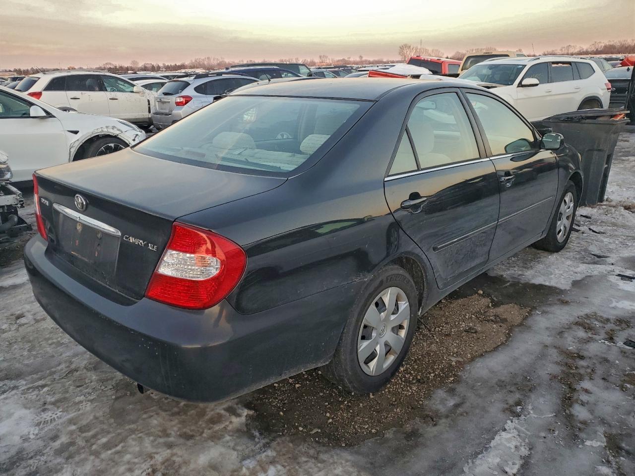 2004 TOYOTA CAMRY LE photo 3