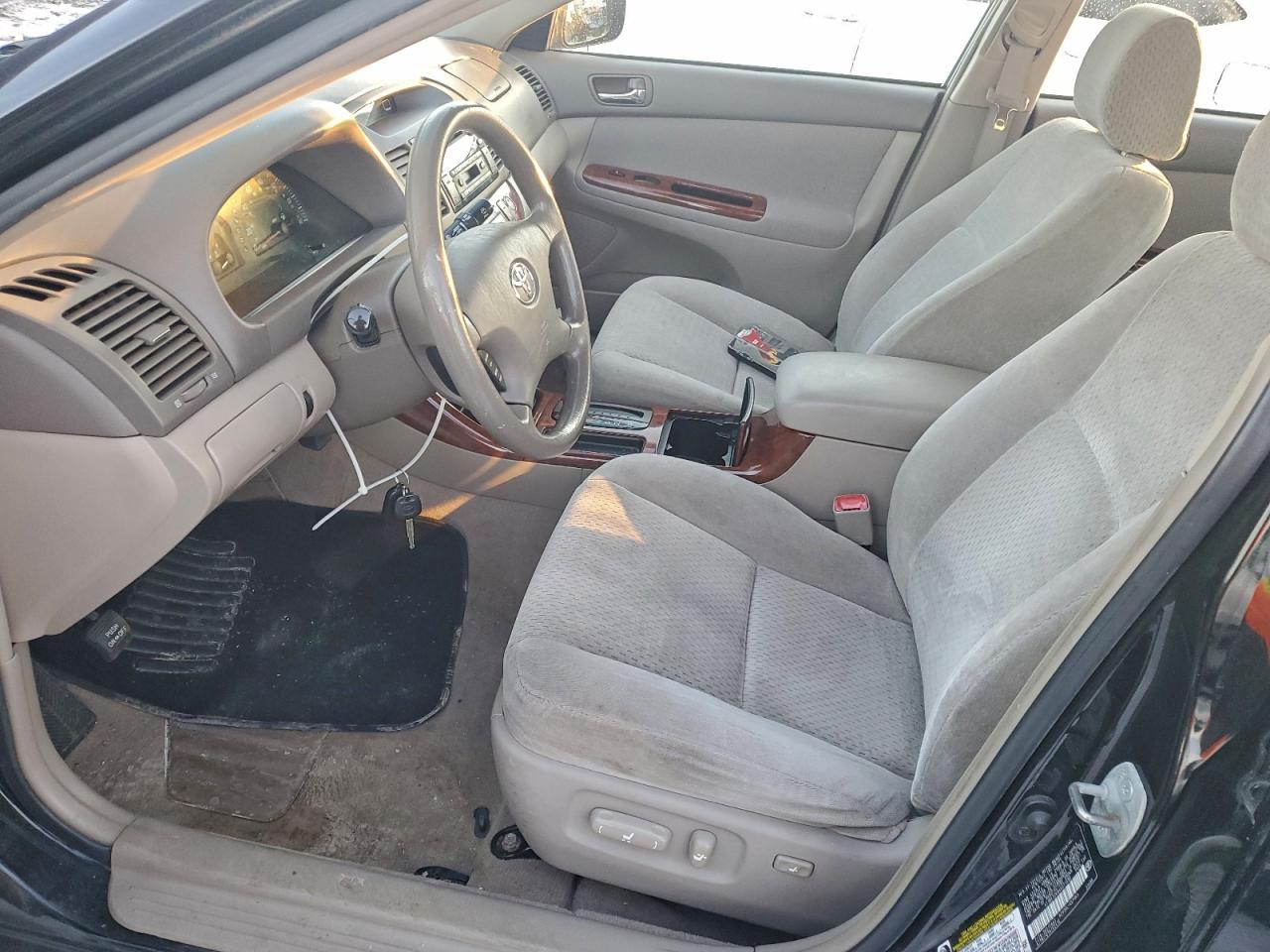 2004 TOYOTA CAMRY LE photo 7