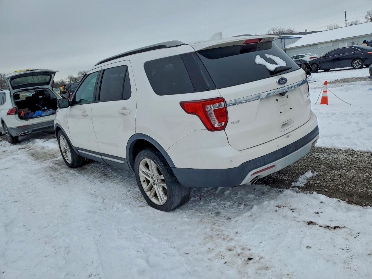 2016 FORD EXPLORER XLT photo 2
