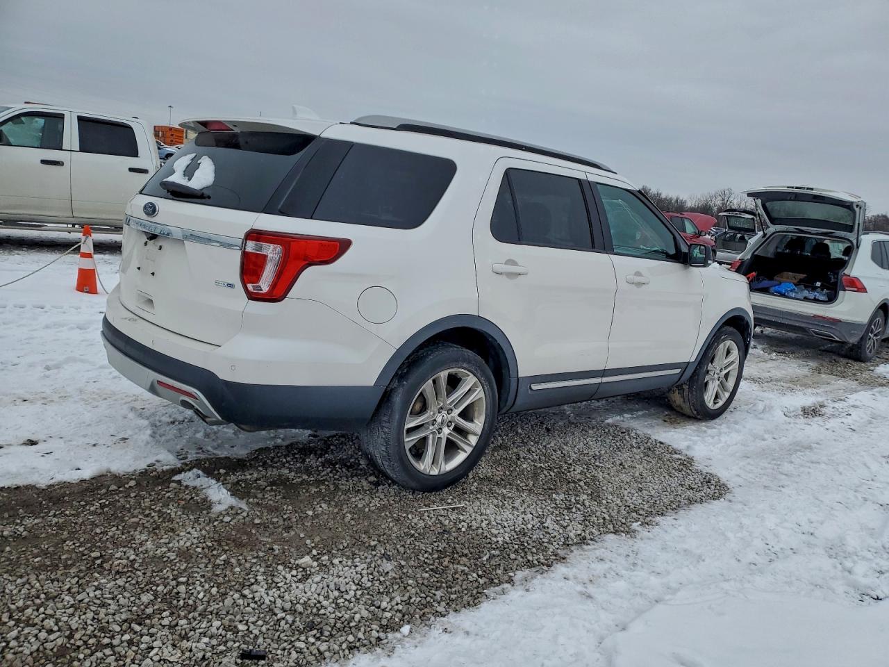 2016 FORD EXPLORER XLT photo 3