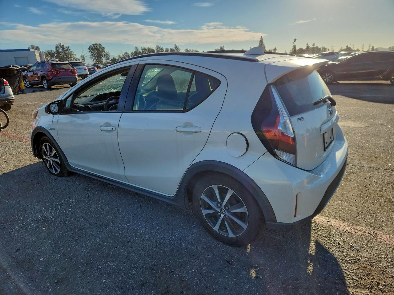 2018 TOYOTA PRIUS C photo 2